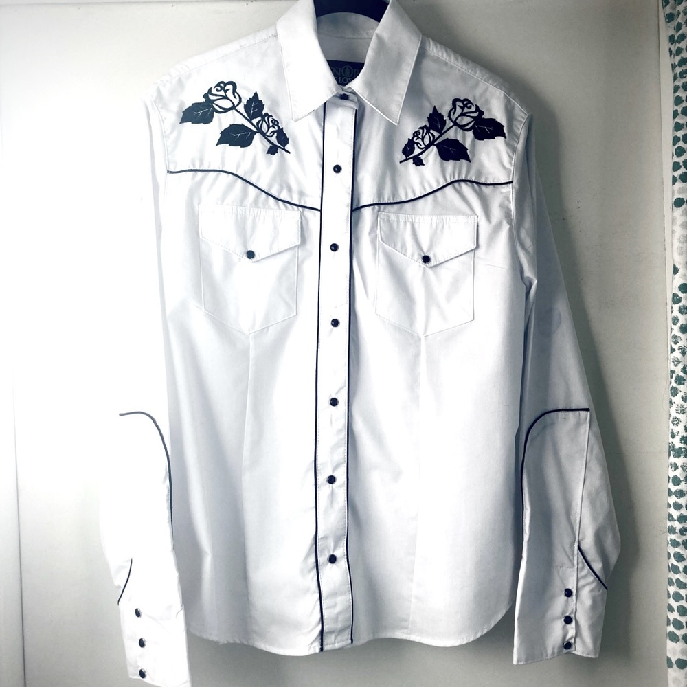 Western cowgirl button down shirt. White with black piping and snaps. Size SML